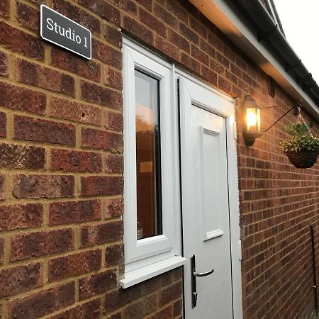 Studio-1-Staines/Heathrow/London-Own Entrance Exterior foto